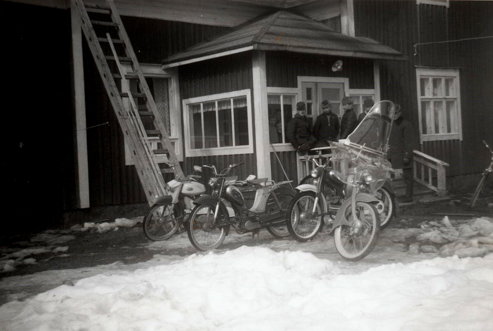Mopedgänget samlat på trappan i början på 60-talet.