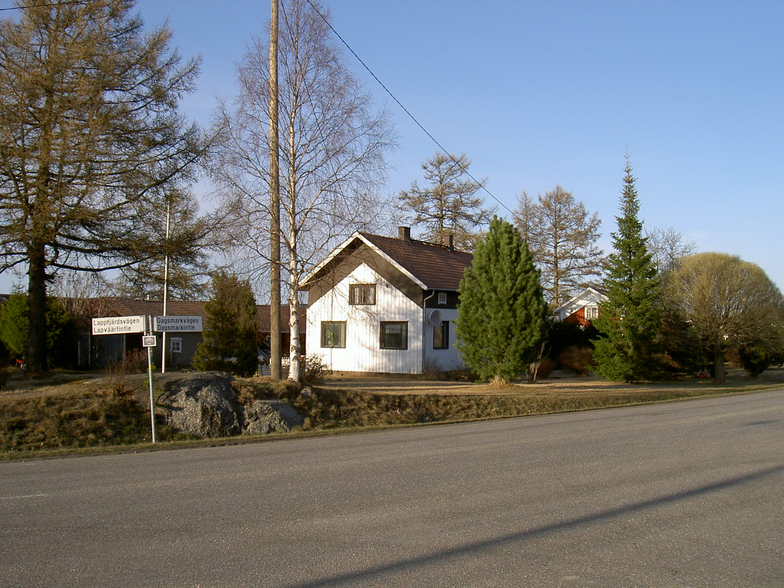 Här en ny bild av Viktors hus, såsom det ser ut idag. Härifrån flyttade han österut några hundra meter till det hus han byggde åt sig och Hilda efter att Per och Elin gift sig 1946. 