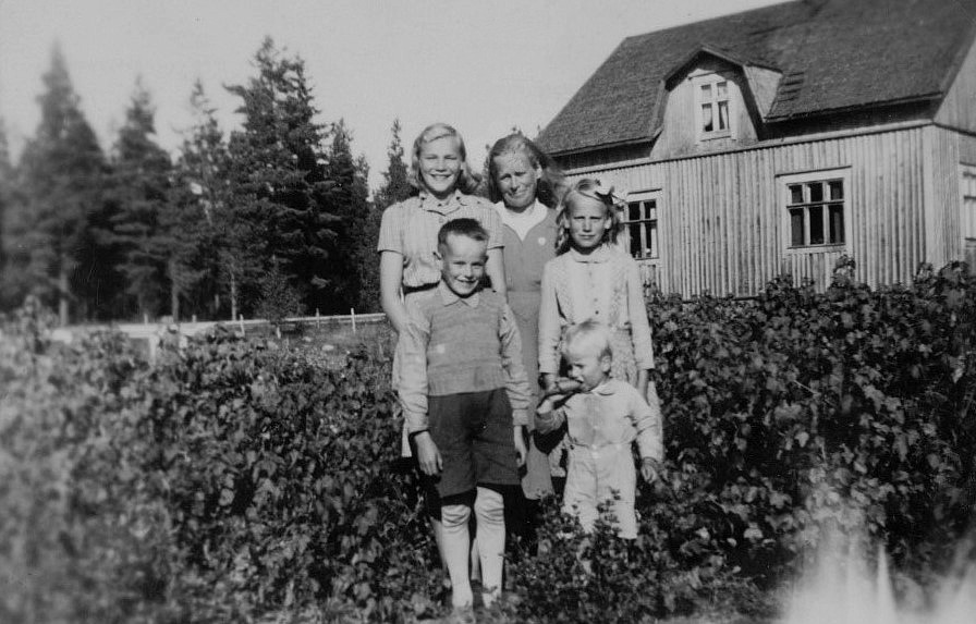 Här står Hulda Hemberg med en del av barnen. Framför henne står Gunvor och Margaretha, längst fram pojkarna Dick och Sten.