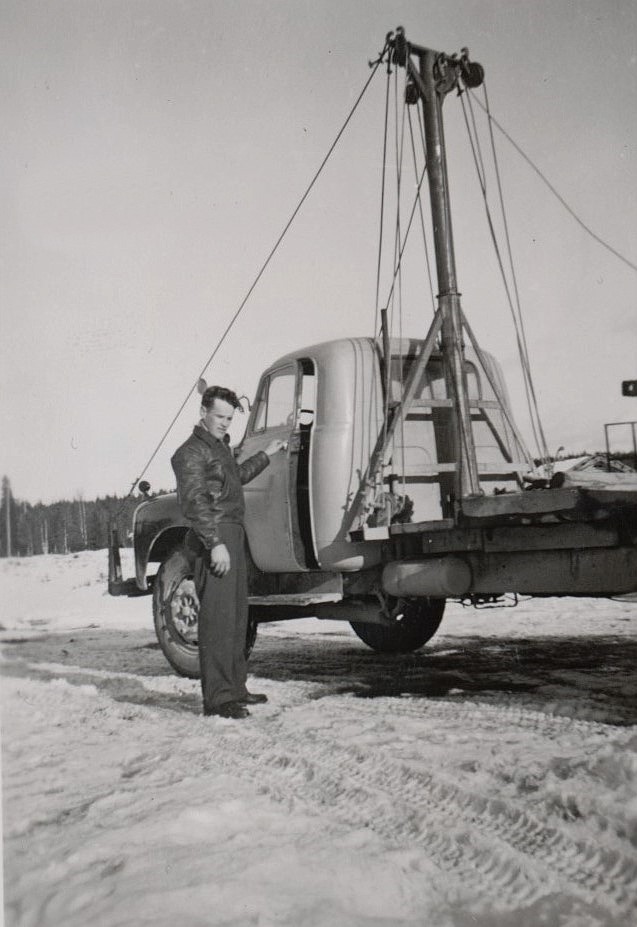 Åtminstone Dick Hemberg, som just har fått körkort visste hur stockkranen på pappa Kalles Bedford fungerade. Med denna Bedford kördes det både timmer från skogen, och plankor och bräder till Kaskö.