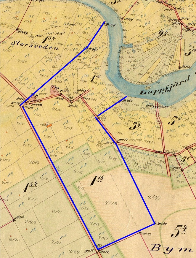 Här på storskifteskartan från 1900-1912 så ser vi att Erik Anders och Ida Sundblom fick hemmanet Sundholm 1:16 mellan Storsvedan och Bymossen. Hemmanet som då var på 33 hektar fanns på 2 ställen, hemskiftet och så skogen på Bergåsen, nära Gamlavägen. I övre ändan syns det 2 torp, det till vänster fanns där Mannfolkas och det andra nära Dal-Fransas gård.