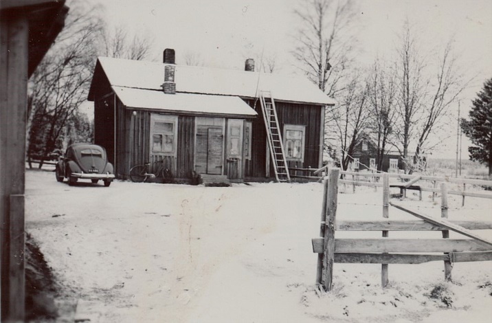 Här Sandbackas gård fotograferad från söder. I bakgrunden syns Bertel Långfors gård.