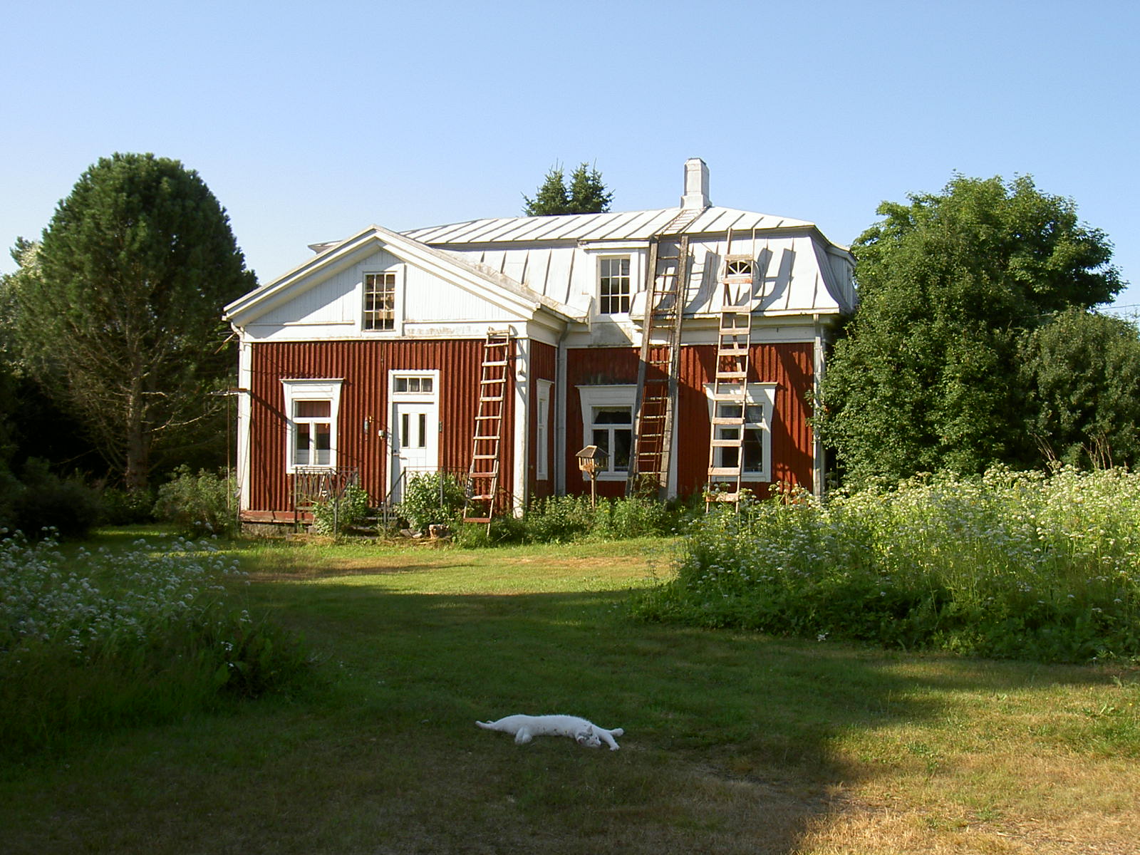Det här speciella huset på Åbackvägen byggdes år 1930 av kapten Nils A. Nelson (1881-1961) och hans hustru Amanda (f. Gröndahl 1885-1944).