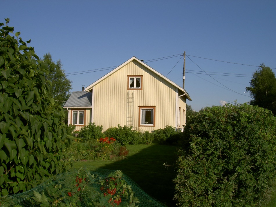 Här Lövholms gård fotograferad från väster år 2003.