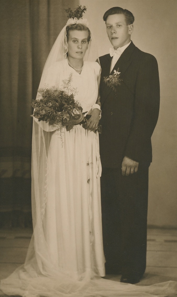 År 1952 gifte sig Arne Lövholm med Lisbeth Kronman från Idbäcken, som var dotter till Konrad Kronman och Hildegard, född Landgärds.