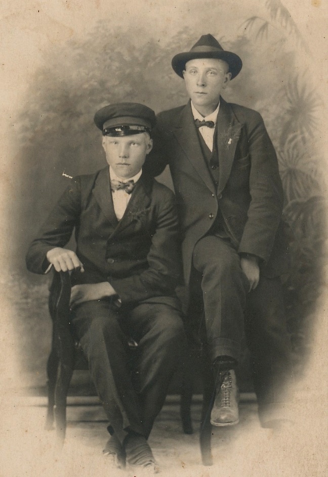 Pojken till höger är Arthur Lövholm, den andra är tillsvidare okänd.
