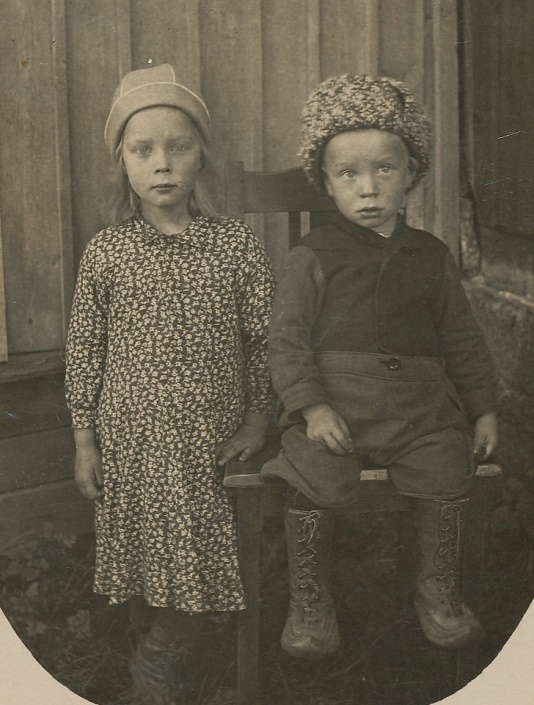 Här barnen Elvi och Arne Lövholm.