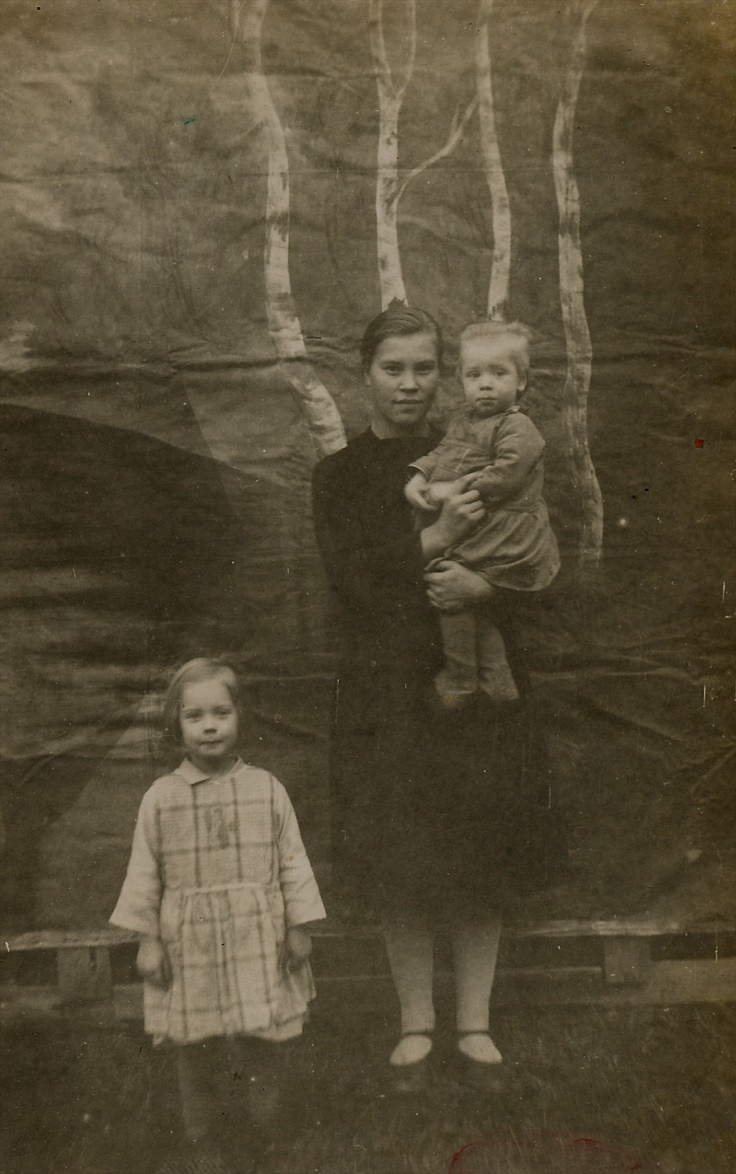 Här har Arthur fotograferat sina barn framför en kuliss, tillsammans med en okänd piga.