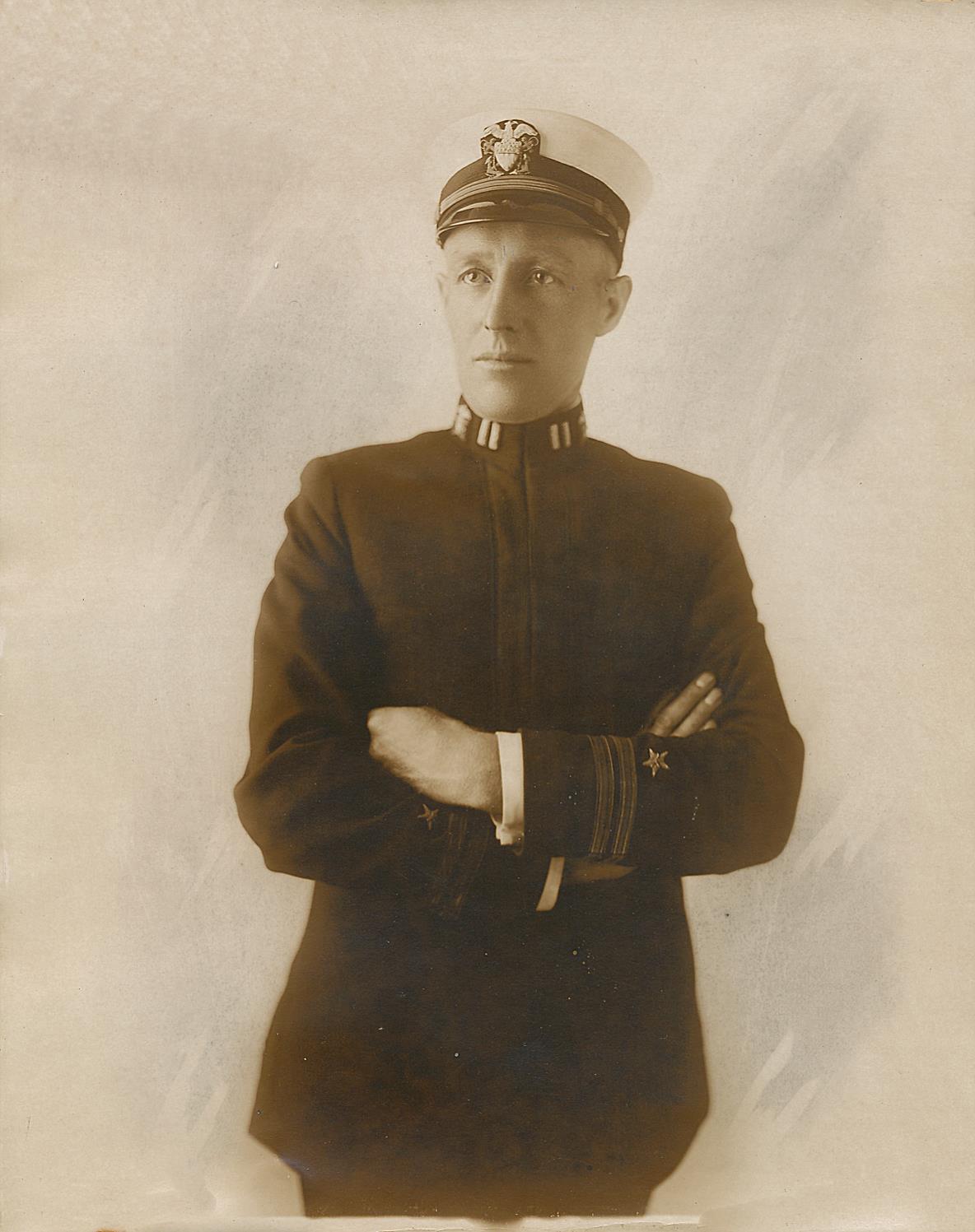 Här sjökapten Nils Nelson i uniform.