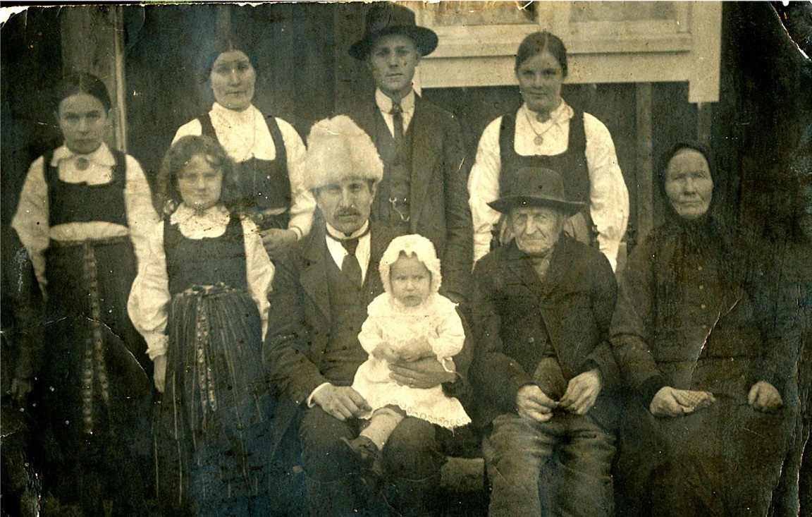 På det här fotot från 1920 som Börje Viklund lånat ut sitter Axel Forslin i mitten med Mildrid (f. 1919) i famnen. Bredvid honom till höger sitter hans föräldrar ”Lillkårk-Josip” och Anna Kajsa. Stående från vänster Ellen (f. Grönroos 1906, gift med Yrjö Pullola (1907-1949), Ellen dog 1988. Hon var dotter till ”Andersas”-Erland Grönroos men bodde hos sin farmor och farfar i lillstugan hos Forslins). Bredvid Ellen står Axels dotter Ines (1912-1993), sedan Axels hustru Selma (1891-1937) . Den unga damen högst upp till höger var en tjänarinna hemma från Västervik i Ömossa och hennes pojkvän bredvid. 