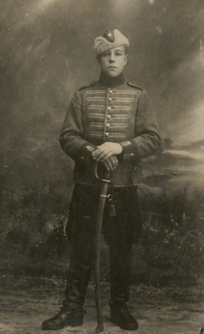 Här Arthurs tvillingbror Hemming som soldat i den finska armén.