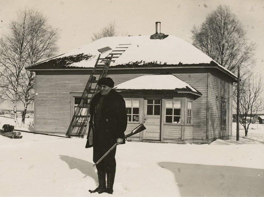 Arturs foto av Erik Anders Brobergs gård i Nystad. Mannen med geväret är fortfarande okänd.