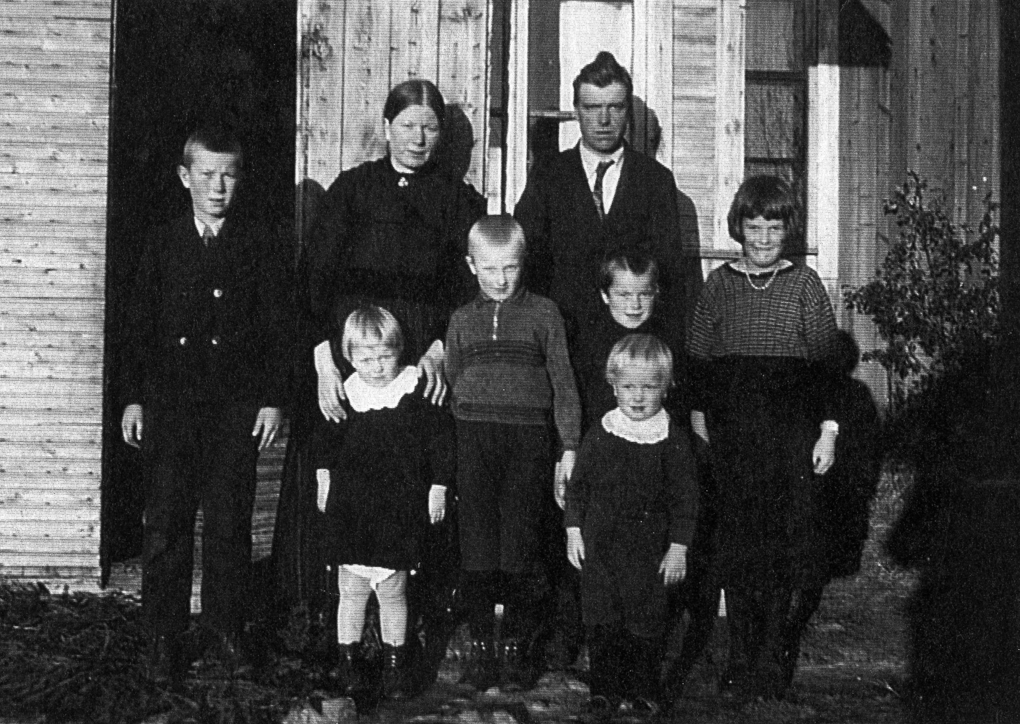 Här står Hilma och Emil Sandbacka med barnen Elis längst till vänster. I mitten står Egil och följande är Erik och Else. Längst fram står Alice och Åke. Fotot från 1937-38.