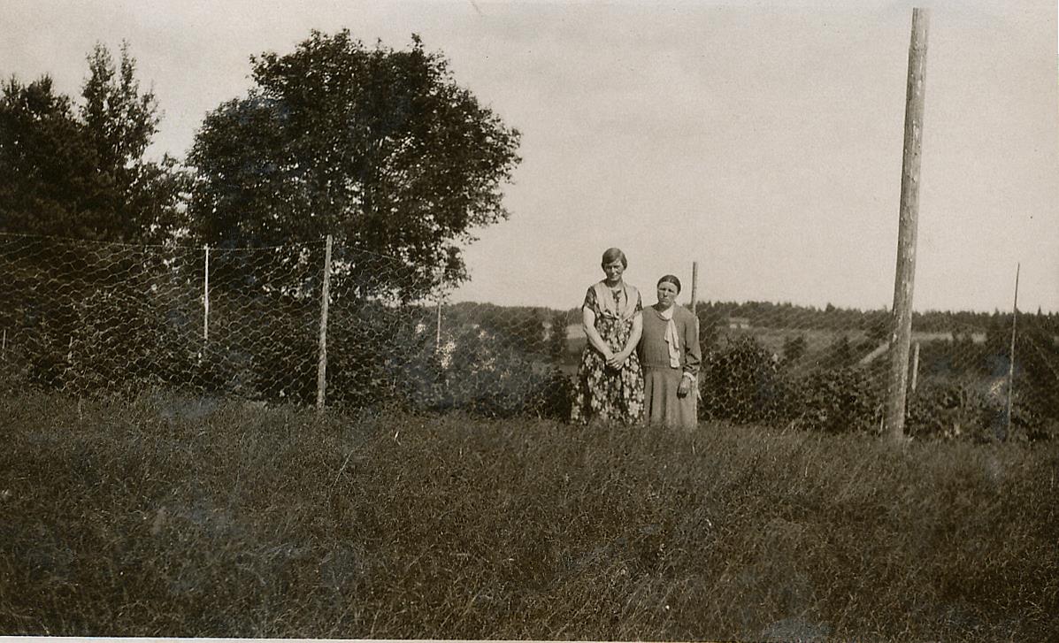 Amanda Nelson och Elvira Eklund fotograferad tillsammans på Åbackan.