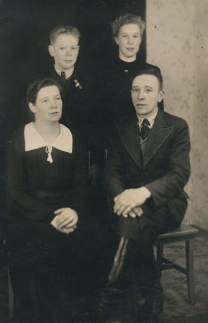 Här sitter Helmi och Arthur Lövholm med barnen Arne och Elvi.