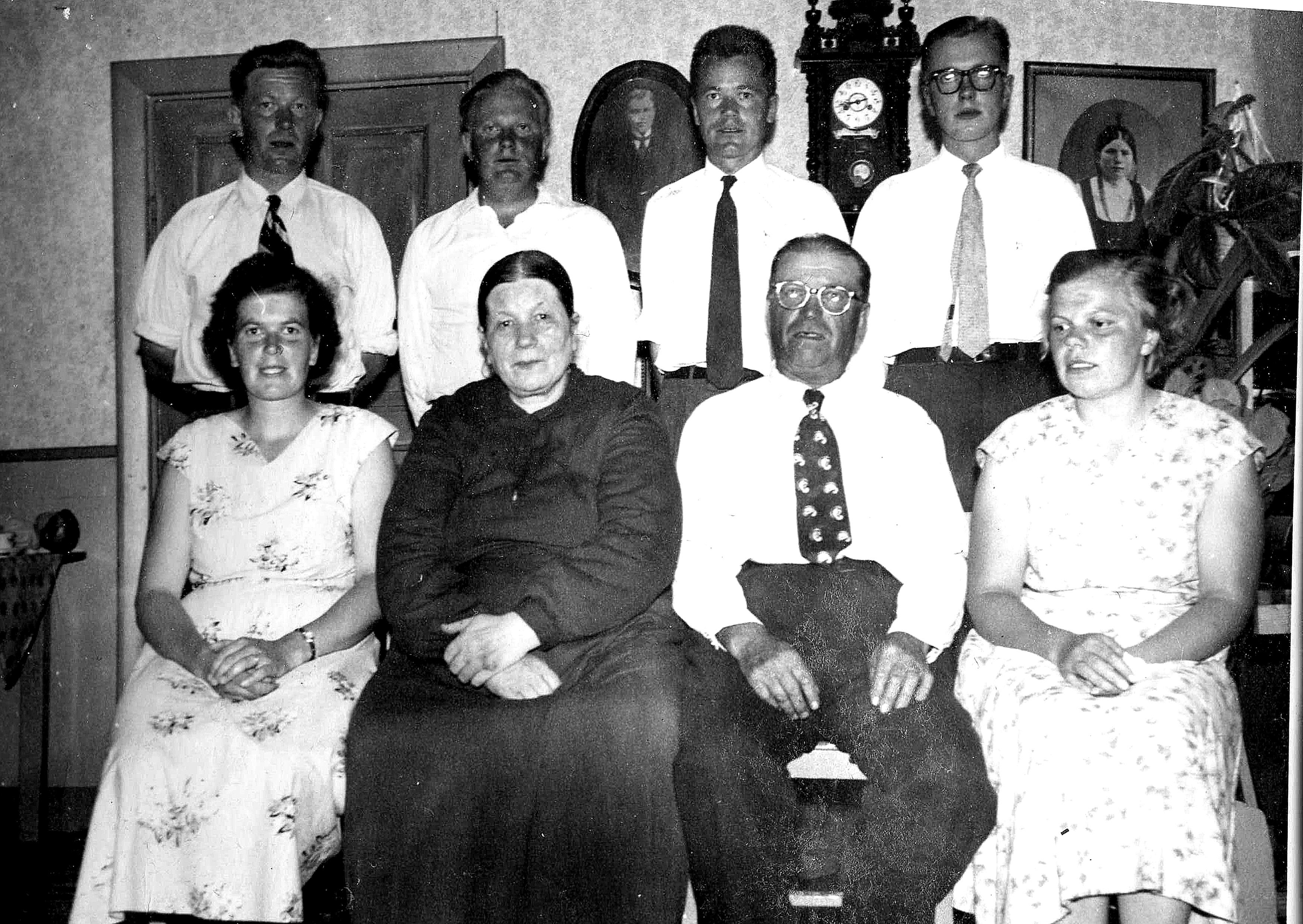 Här hela familjen Sandbacka samlad i slutet på 1950-talet. I bakre raden från vänster Elis, Egil, Erik och Åke. Framme sitter från vänster Else, mamma Hilma, pappa Emil och till höger sitter Alice.