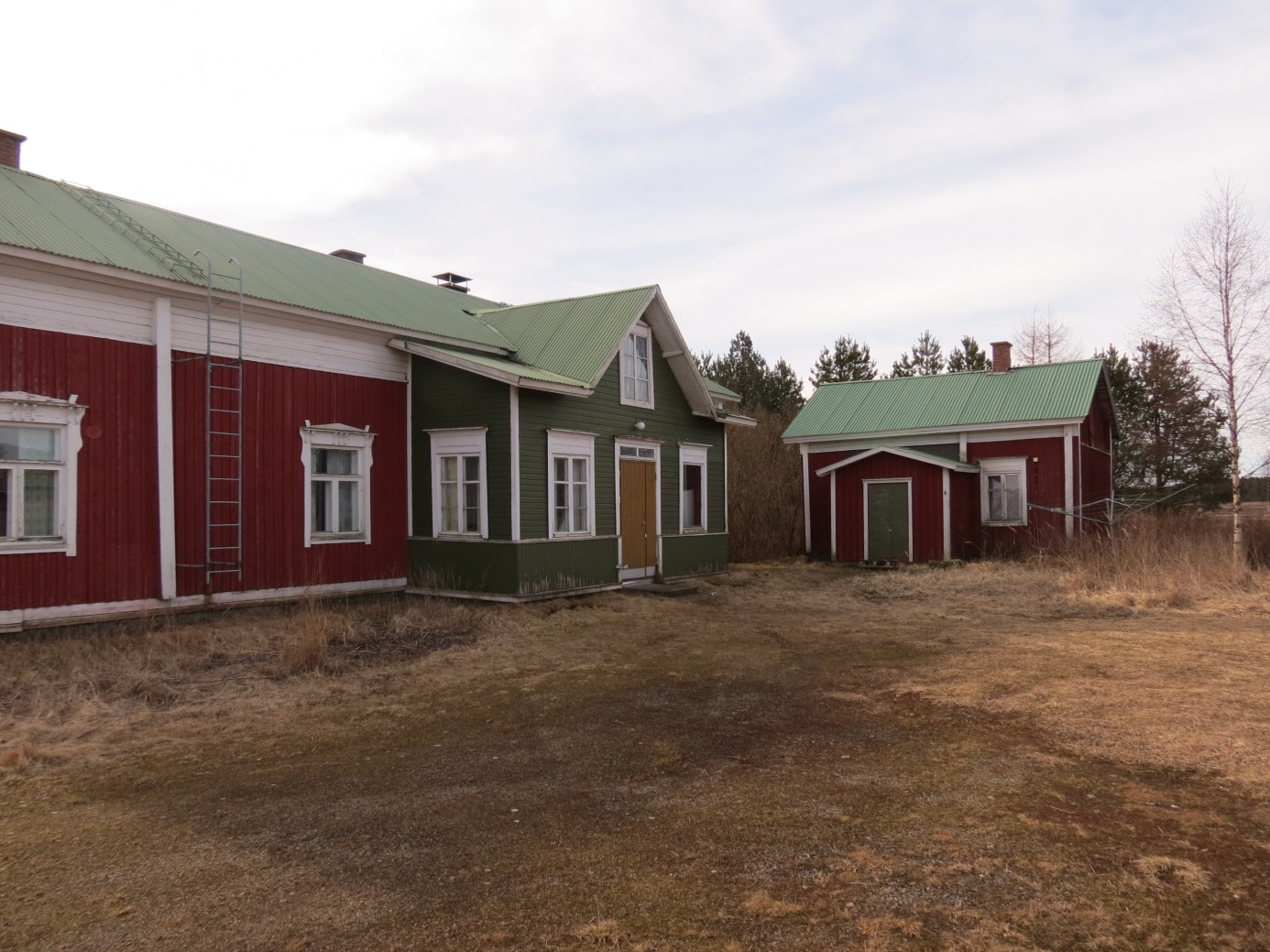 I lillstugan till höger på bilden bodde ”Lillkårk-Josip” Josef Lång och Anna Kajsa. Här bodde också deras barnbarn Ellen som var dotter till Erland Grönroos och hans första hustru Adelina (1876-1908). Erland Grönroos var son till Josef och Anna Kajsa och han var bror till Axel Forslin och Maria Backlund. 