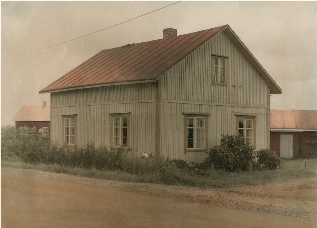 Tomten där Arthur byggde sitt hus är endast 700 m2 stor och den hörde ju tidigare till ”Roras-Viktoras” alltså Viktor Rönnqvists hemman. Gården fotograferad från öster i början på 60-talet.