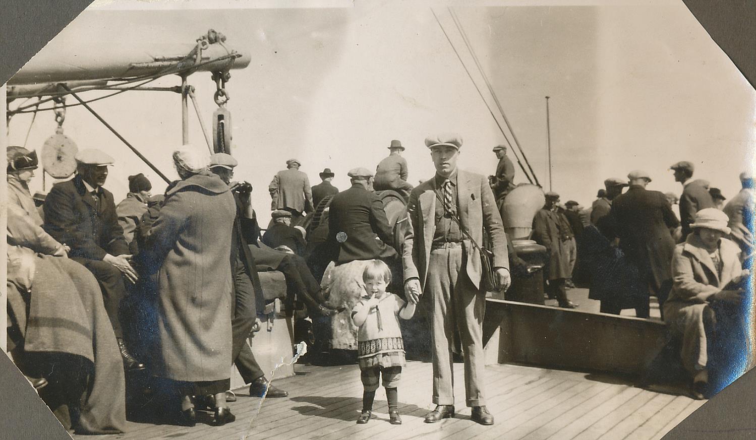 Här Lilli, 2 år gammal på båten från Amerika tillsammans med sin pappa Frans Eklund. Året var 1925 och de skulle bara på ett kortare besök men de for aldrig tillbaka.