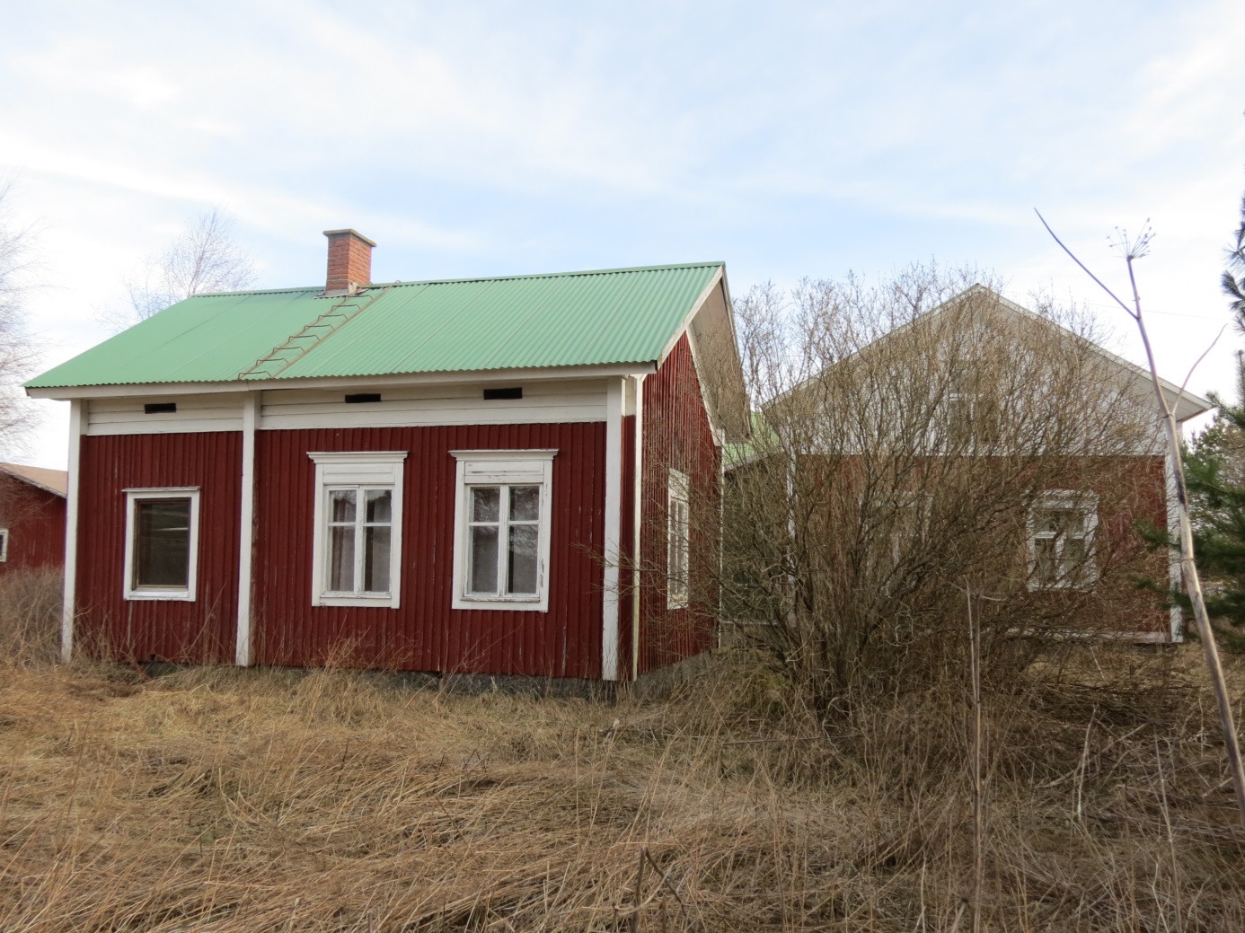 Det var alltså i den här lillstugan som Ellen började umgås med byggaren Yrjö Pullola från Storå. Lillstugan fotograferad 2014 från söder. Lillstugan var i tiderna förlängd med uthus och ett fähus. 