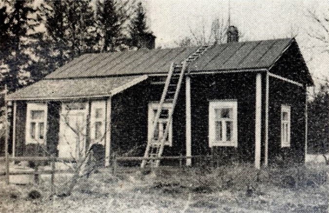 Enligt en husbok från 1960-talet så skulle Sandbackas hemman varit 2,8 hektar stor och där skulle ha funnits 2 kor.