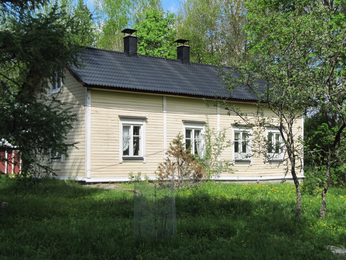 Den här gården som är en av de äldsta bevarade gården i Perus byggdes ca 1890 av ”Strand-Erlands” bror Josef Henrik Storkull (1867-1915) som senare tog namnet Mitts. De antog namnet Mitts, för att gården står på det som tidigare var Mitts Karl Henriks hemman. Josef Henrik Storkull, senare Mitts och hans Maria fick totalt 8 barn, bland annat: -Henrik Emil Mitts (f.1893), som blev far till Leander, Torsten och Nils. -Maria Amanda (f.1895), gift Björs, mor till Gunni och ”Strand” Stig. -Selma Emilia (f.1897), gift Hammarberg, mor till Verna och Hjördis. -Ida Alvina (f.1899) gift Björs, mor till många barn, bland annat ”Strand” Eugen. -Alma Elvina (f.1905) gift Klemets, mor till Ellen Klemets. 