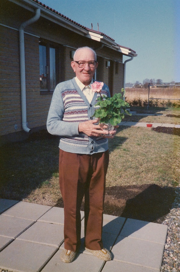 Här uppvaktas änklingen Arthur Lövholm på sin 82-års dag.