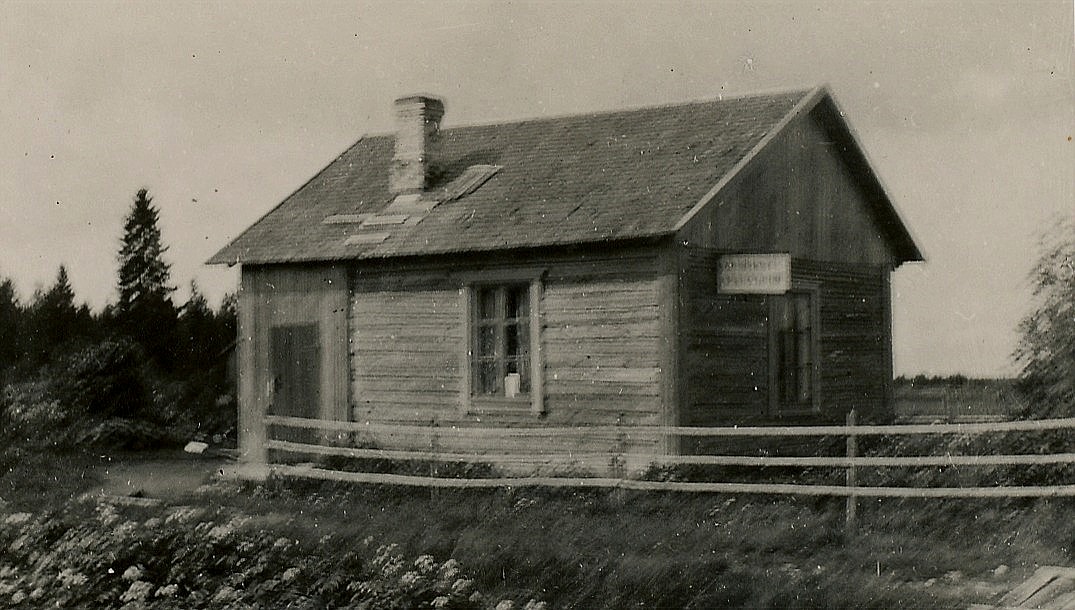 År 1932 så byggde Arthur och Helmi Lövholm detta hus uppe i Nystad och här hade Arthur också sin skomakarverkstad. Fotot är otydligt men på skylten skall det stå: Lövholms Skomakeri. Samtidigt byggde brodern Hemming sin egen stuga, som fortfarande står kvar nära vägen. Arthurs stuga låg nära Hemmings men närmare skogen.