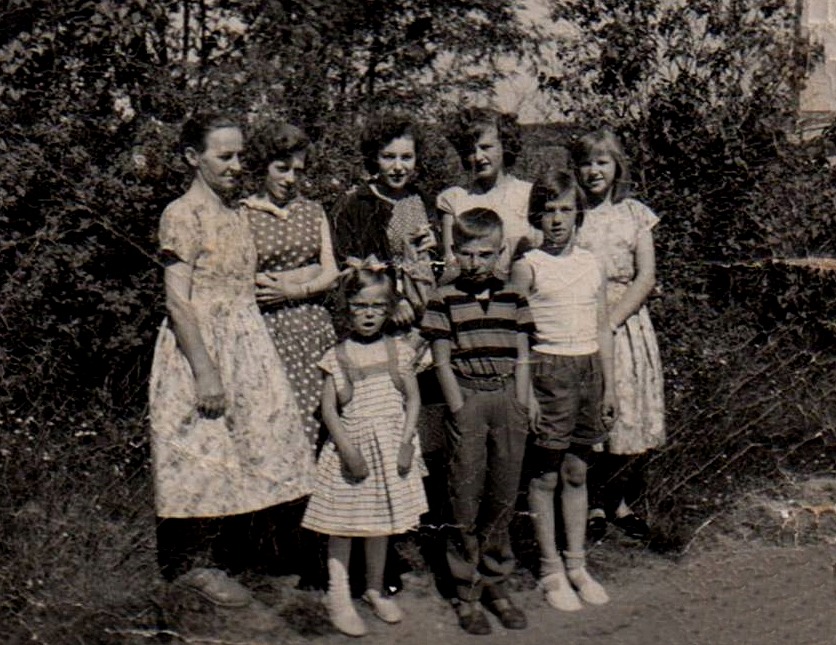 I bakre raden står Martta bredvid döttrarna Onerva, Helga, Pirkko, Rauha. Framme står Hannele, Allan och Sirkka. Evi, Kerttu och Rakel saknas på fotot.