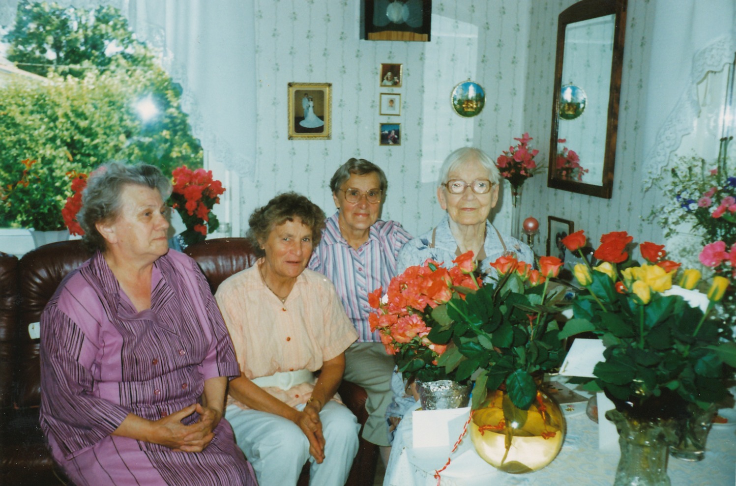 År 1989 fyllde Elvira Nelson t.h. 90 år och uppvaktades av fr.v: Ellen Skogman, Helga Grönroos och Ingeborg Lindblad. Fotot lånat av Annel Nyholm. 