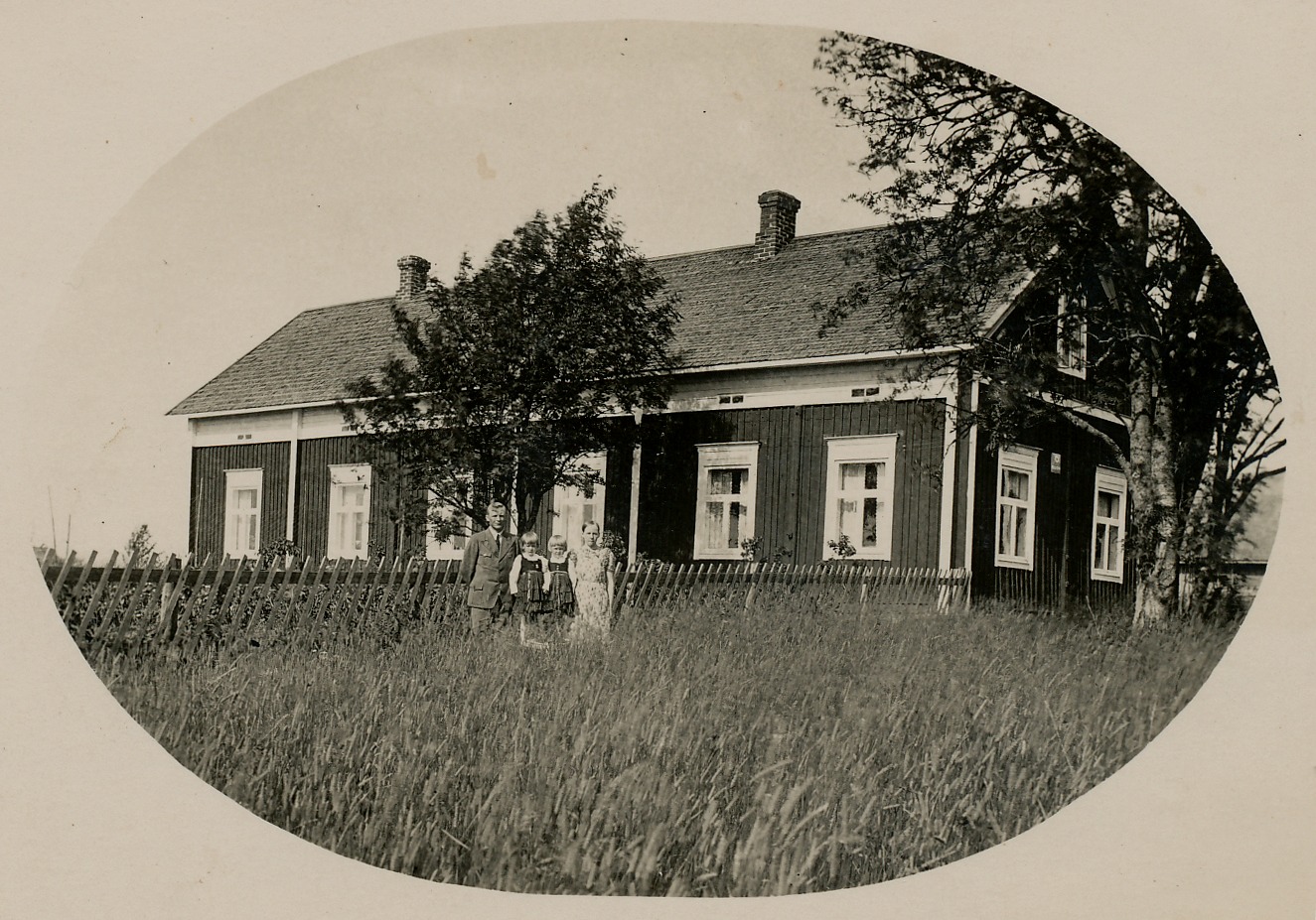 Artur Mitts sålde gården vid flottbron år 1932 åt Georg och Elna Lindedahl från Härkmeri. Detta foto är taget av Arthur Lövholm i mitten på 1930-talet och flickorna med folkdräkter är Karin, gift Storhannus och Elisabeth, gift Svensson.