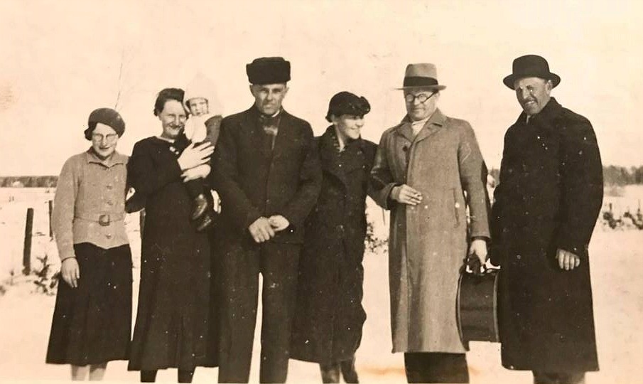På fotot från 1937 från vänster Evy Nygren, Ines Rosenback med Dick i famnen, Anselm Wiklund, Alhild Forslin, Bertel Forslin och Axel Forslin.
