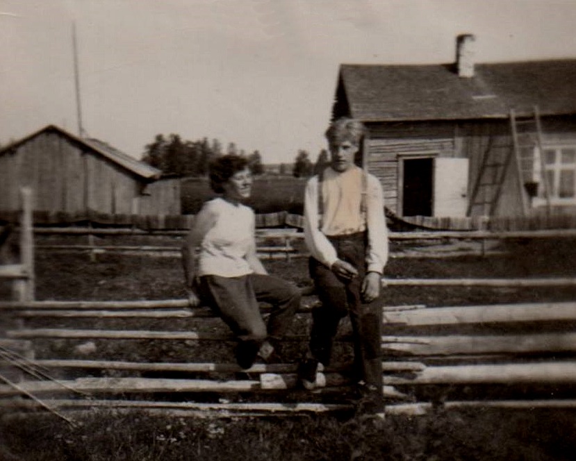 Här sitter Hemmings dotter Helga tillsammans med grannen Tor Vidberg. Stugan i bakgrunden är den som Hemming byggde i början på 30-talet i Nystad men som senare revs.