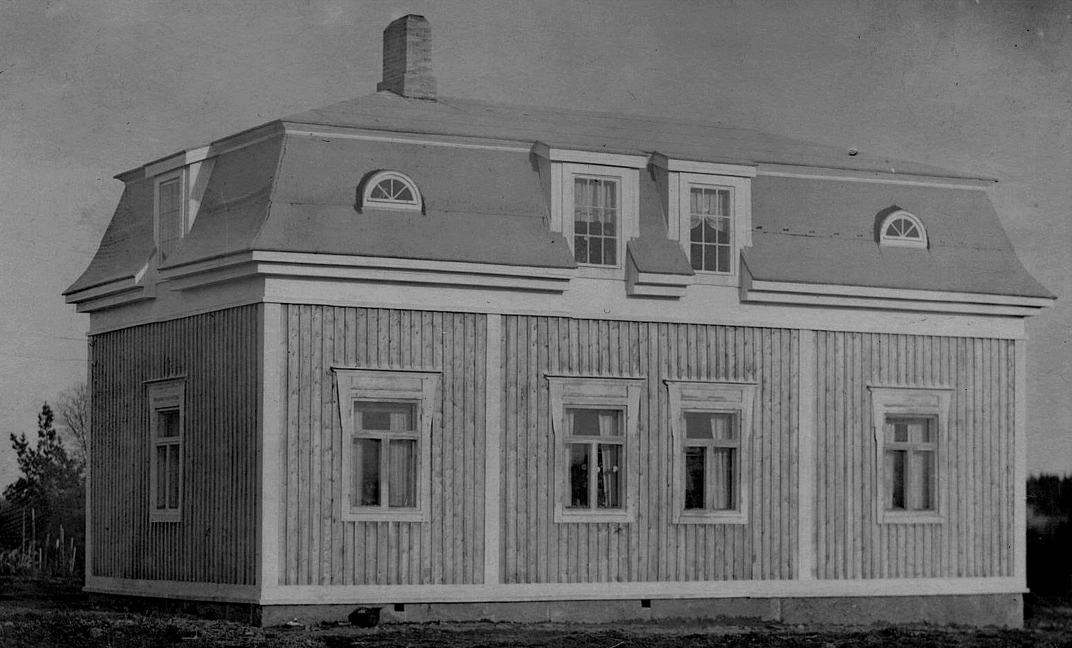 En arkitekt från Närpes gjorde ritningarna till denna gård i slutet på 1920-talet. Huset försågs redan då med centralvärme och innetoalett, den första i Dagsmark. Också på vinden finns det flera rum.