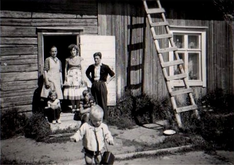 I dörröppningen står Martta och dottern Onerva och hennes man Voitto Pihlajamäki, som var från Kauhajoki. På trappan sitter Hannele och Allan och flickan längst fram är Onervas dotter Lena. Huset i bakgrunden är det som Hemming byggde i början på 30-talet i Nystad och detta foto är taget ungefär 1960.