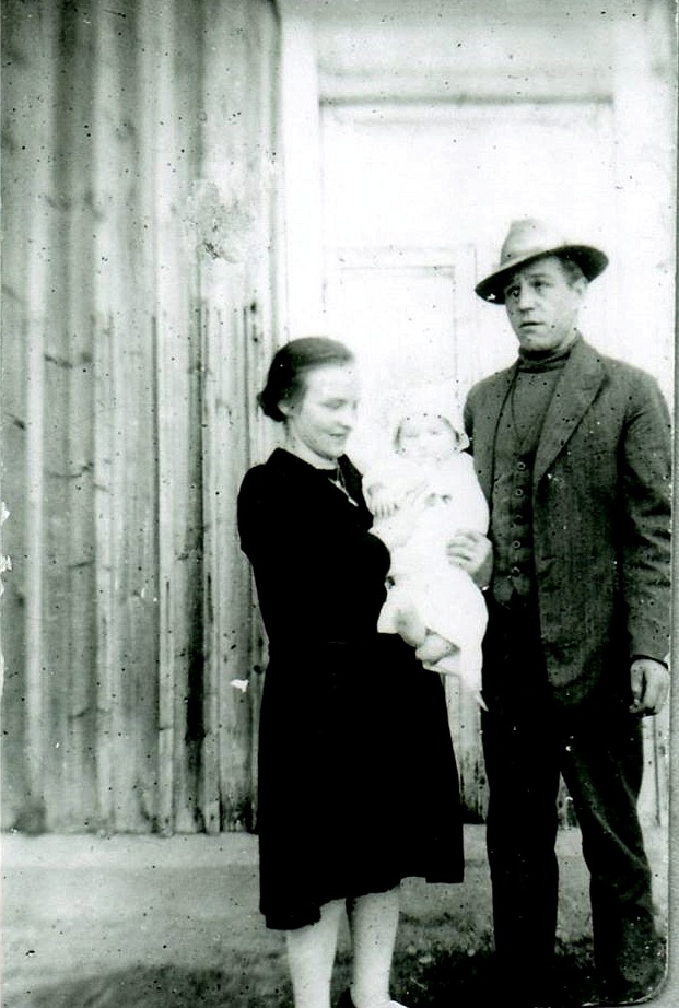 Här står Martta och Hemming Lövholm med sin första dotter Rakel, som föddes 1929. 