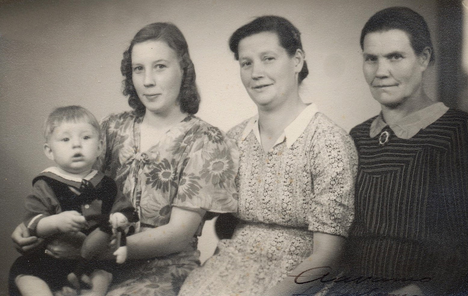 Det var inte riktigt vanligt med 4 generationer på samma foto i slutet på 1940-talet men här sitter lilla Olavi Niemi i famnen på mamma Elvi. Bredvid Elvi sitter mor Helmi Lövholm och till höger Elvis mormor.