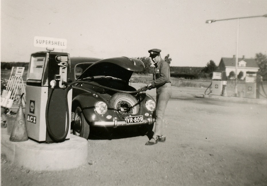 Då Hindsin i slutet på 50-talet byggde en ny servicestation i Lålby, så blev Arne Lövholm den första innehavaren. Rune Sjöström tog sedan över Shellstationen efter ca 10 år och då startade Arne en däckfirma på den nuvarande ABC-tomten.