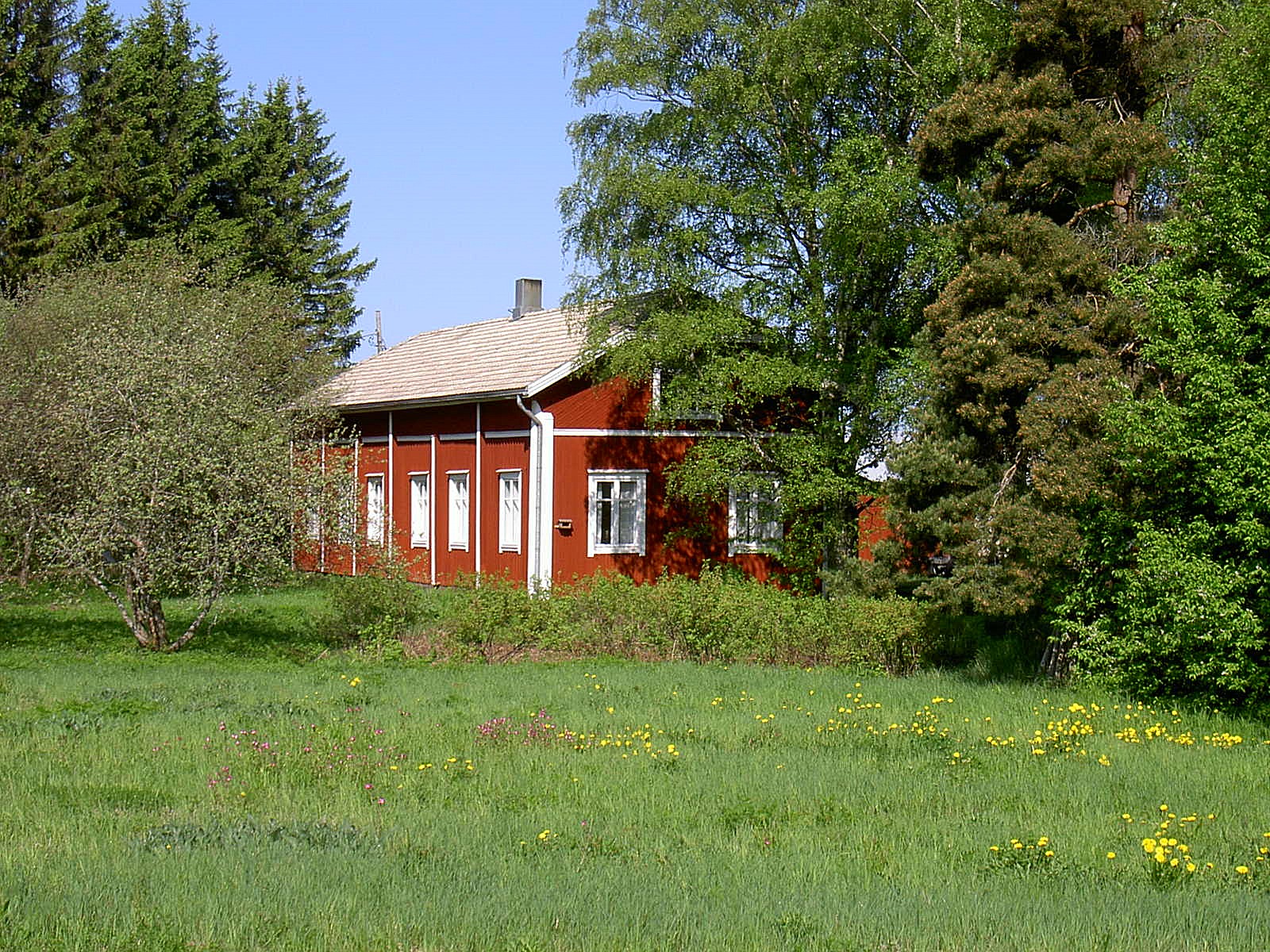 Gården fotograferad från vägen år 2003.