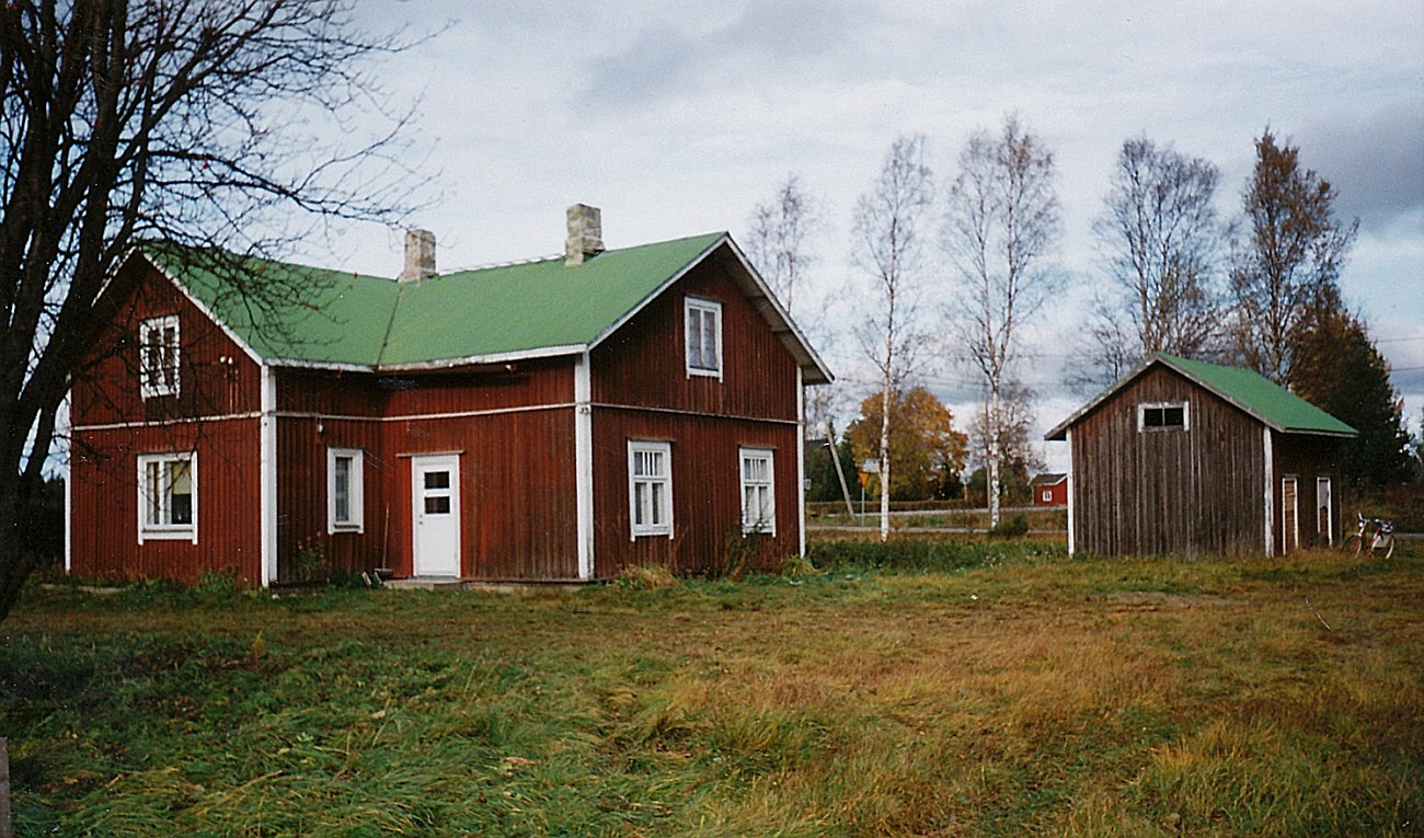 Så här såg Santamäkis gård ut 1998 strax före den revs, fotot taget från väster av Helvi Klemets.