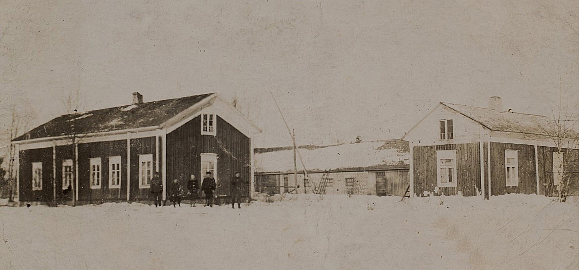 Så här såg gården ut som Koll-Viktor flyttade från Brobackan upp till Skräddarmossen i början på 1900-talet.