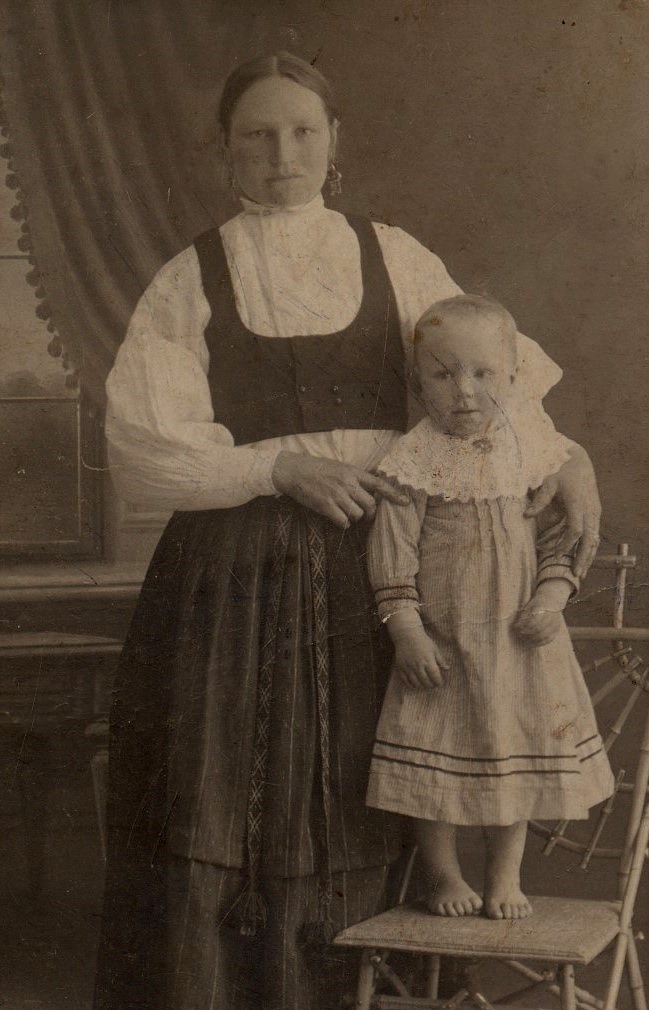 På fotot Ida Strömberg tillsammans med dottern Signe, som senare skulle ta över hemgården.