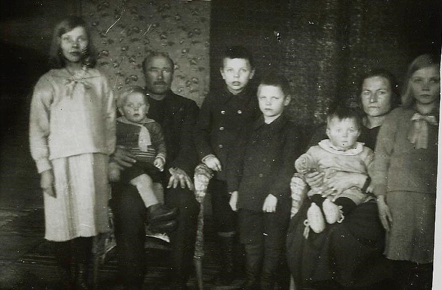 Fr.v. Sylvi, gift Blomqvist, Johannes med Pauli i famnen, Alvar, Jarl, Hilma sittande med Aarre i famnen och längst till höger Elvi, som dog ung. Fotot från 1932 eller 1933.