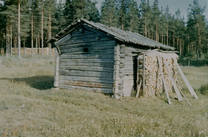 Hilda Myllyniemi, som år 1927 gifte sig med Knut Santamäki var född i Ohriluoma år 1902 i bastun på bilden. Familjen Myllyniemi flyttade år 1917 till Åbackan i Dagsmark. Bastun är numera nedriven.