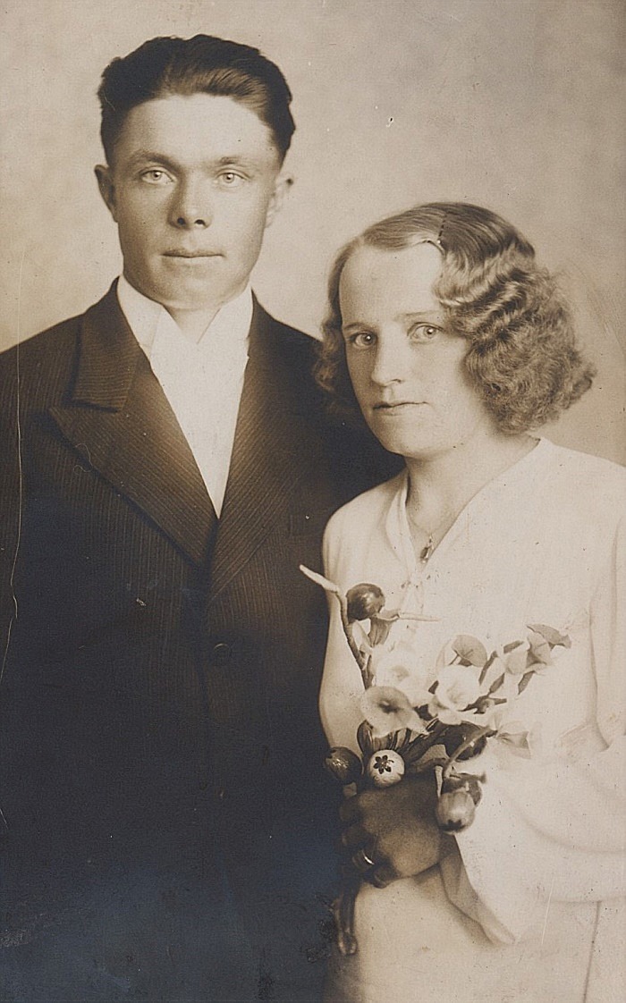 Här på bröllopsfotot från sommaren 1938 står Frans och Elna Lindfors.