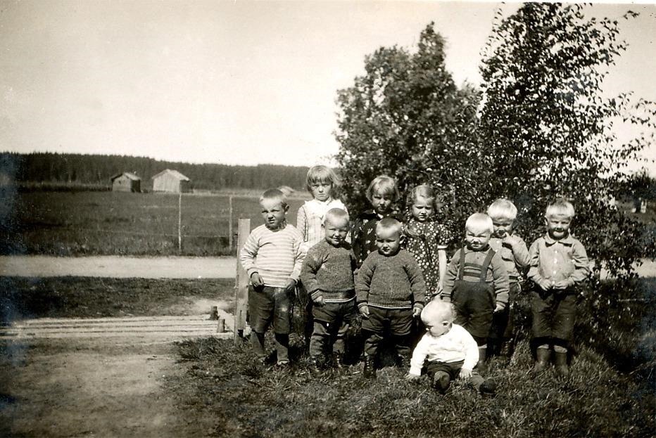 Flickorna i bakre raden fr. v. Helvi Santamäi, Eila Kujakoski och Aino Koivumäki. Pojkarna fr.v. Pertti Santamäki, Keijo Santamäki, Kauko Santamäki, sittande Raimo Rajalehto, Jouko Rajalehto, Aarre Hällback och längst till höger Pauli Hällback. 