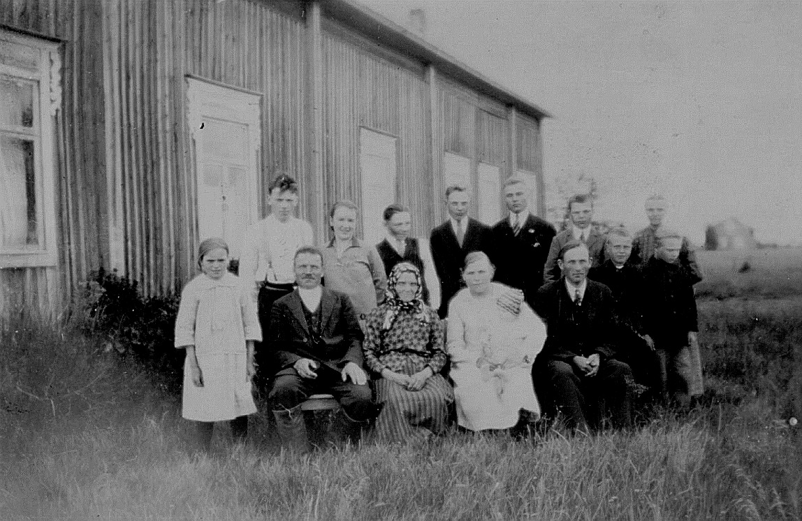 På detta foto från år 1928 Myllyniemis gård som stod bakom nuvarande snickeriet. Nere från vänster: Helmi Myllyniemi (f. 1918 senare gift med Gunnar Hägglund), Oskar Myllyniemi (1878-1953), Vilhelmiina Myllyniemi ( 1871-1950), Hilda Santamäki med dottern Helvi i famnen och längst till höger Knut Santamäki. I övre raden från vänster Johannes (1904-1985) och hans hustru Sylvia (f. Salin i Kristinestad år 1906), Urho Myllyniemi (1913-2008) och Vilho Myllyniemi (f.1909) 