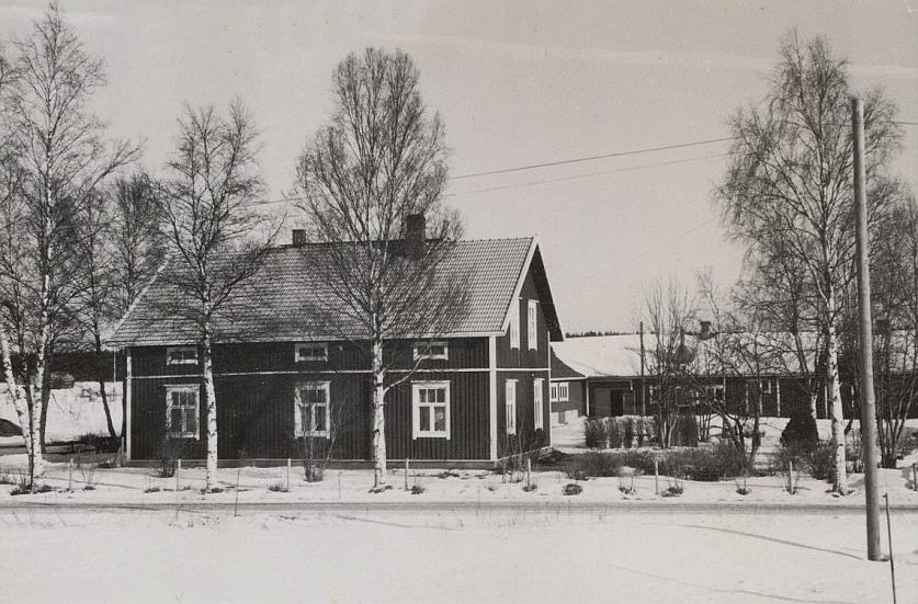 Det var alltså i det här huset som Johannes började snickra fönster, dörrar och mycket annat. En tid var han i bolag med yngre brodern Urho men Urho flyttade i början på 1940-talet till Kronoby och blev snickare där och sedan flyttade han till Vasa och byggde hus och snickeri åt sig på Högbacken.