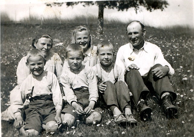 På bilden ses hela familjen Santamäki: Oskar och Hilda med barnen Helvi (f. 1928), Pertti (f. 1931) och tvillingarna Keijo och Kauko (f. 1933).