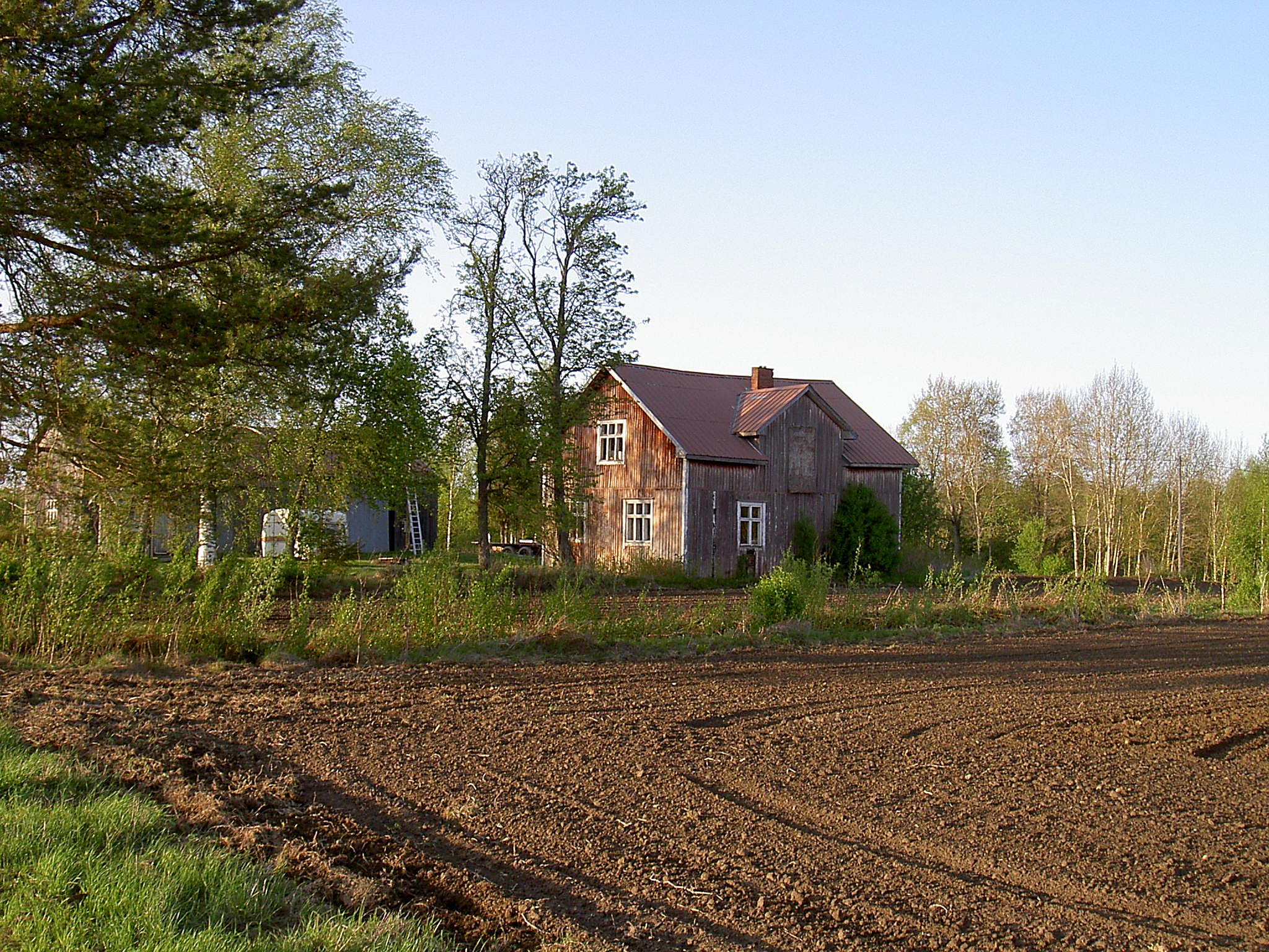 Så här såg Lindfors gård ut år 2003, fotograferad från väster. 